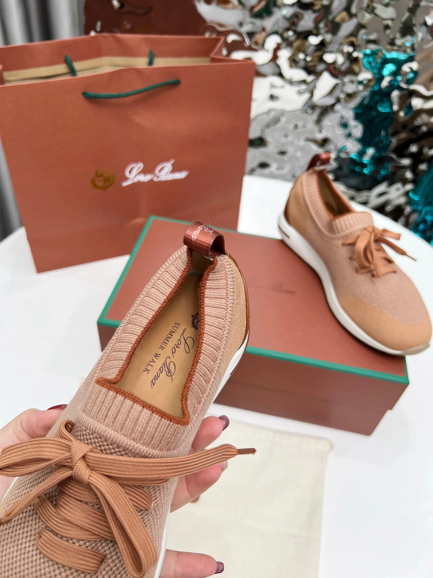 👟👟Ex-factory price 440👟👟 Men’s size +10 🧨🧨🧨Loropiana’s new board is online! This product is made of imported nylon velvet and developed from original boards. It is light, comfortable and breathable, and is suitable for all seasons. Size: 35-41, (Note: 35 and 41 are not returnable or exchangeable),